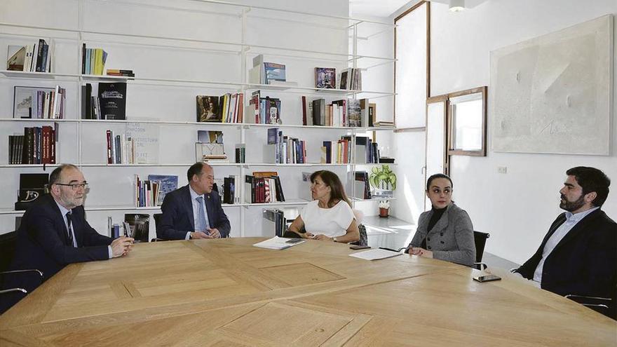 El rector y la conselleira, ayer, durante su encuentro en el campus acompañados de representantes de la Universidad y la Xunta. // Duvi