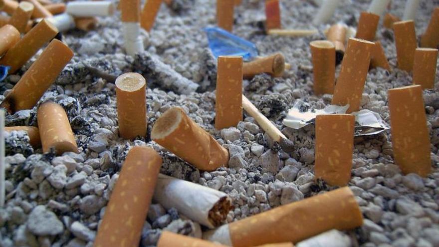 Las tabacaleras tendrán que sufragar los costes de recoger las colillas