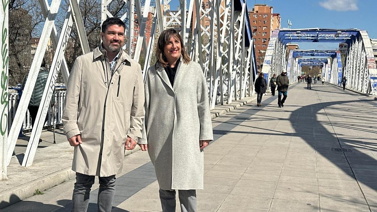 La portavoz del grupo municipal del PSOE en el Ayuntamiento de Zaragoza, Lola Ranera, y el concejal socialista, Horacio Royo, en el puente de Hierro este miércoles.