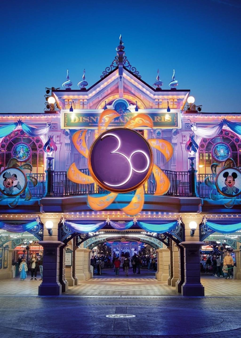 Entrada a Disneyland Paris engalanada con motivos del 30 aniversario