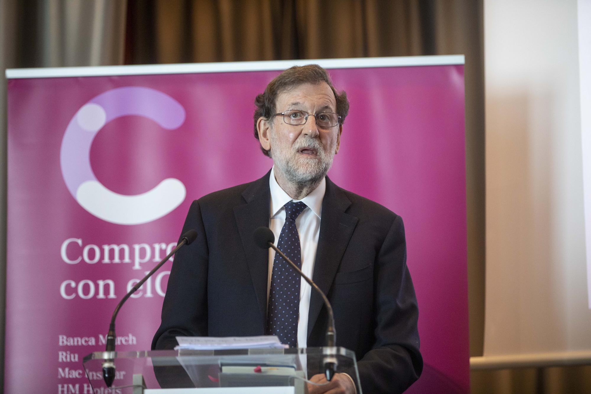 Rajoy, en Palma: "Por fortuna seguimos teniendo bipartidismo y rey"
