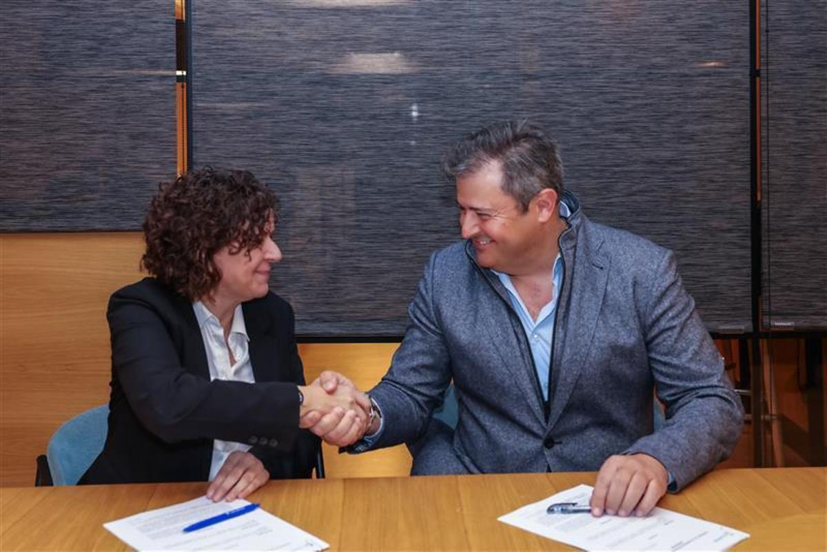 A la izquierda: Paola del Río, Dirección Corporativa de Experiencia de Empleado de ILUNION. A la derecha: Antonio Luis Cánovas, vicepresidente de UNIVERSAE.