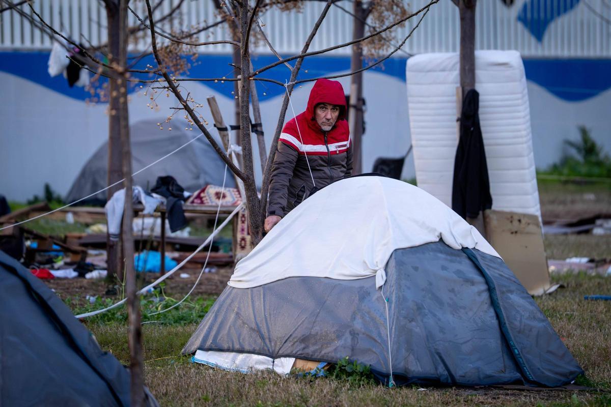 Barcelona desaloja el campamento de la Zona Franca Barcelona desaloja el campamento de la Zona Franca