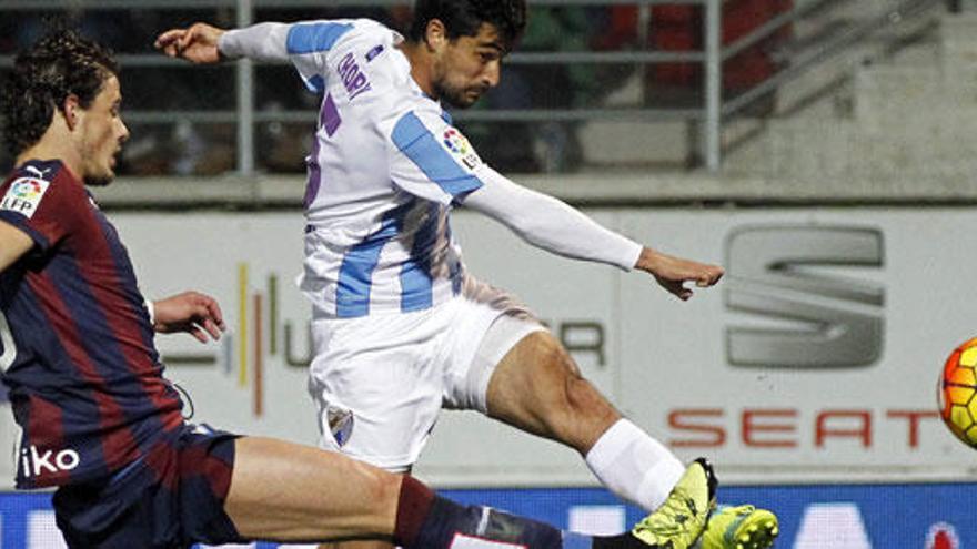 Pantic pelea un balón con Chory