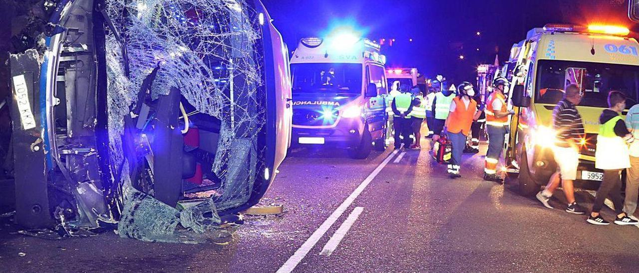 El autobús volcado tras el accidente la noche del martes.