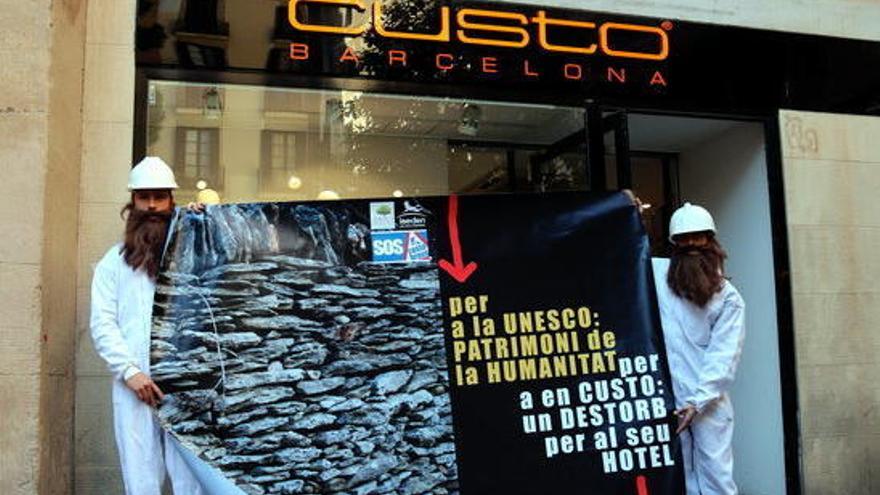 Acció de protesta davant la botiga de Custo a Barcelona.