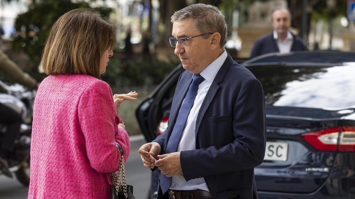El conseller Rovira conversa con la rectora de la UA Amparo Navarro.