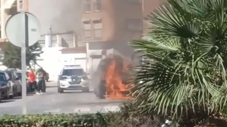 Gran columna de humo por el incendio de un coche en Santomera