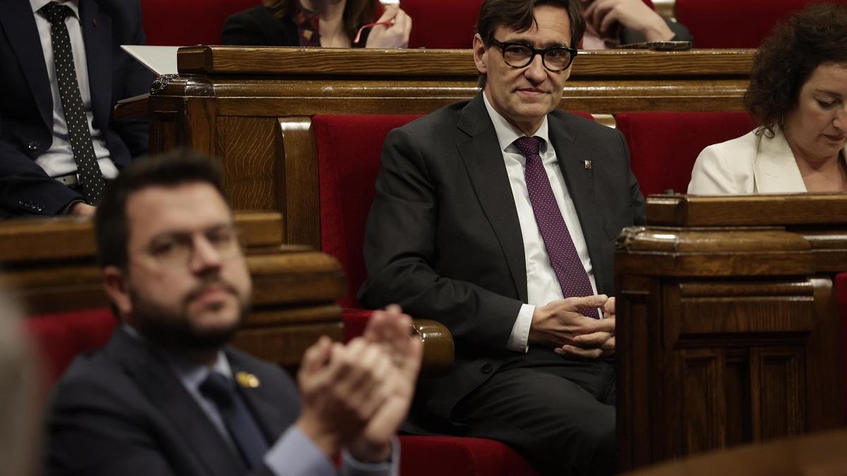 El líder del PSC, Salvador Illa, y el 'president' de la Generalitat, Pere Aragonès, durante un pleno en el Parlament