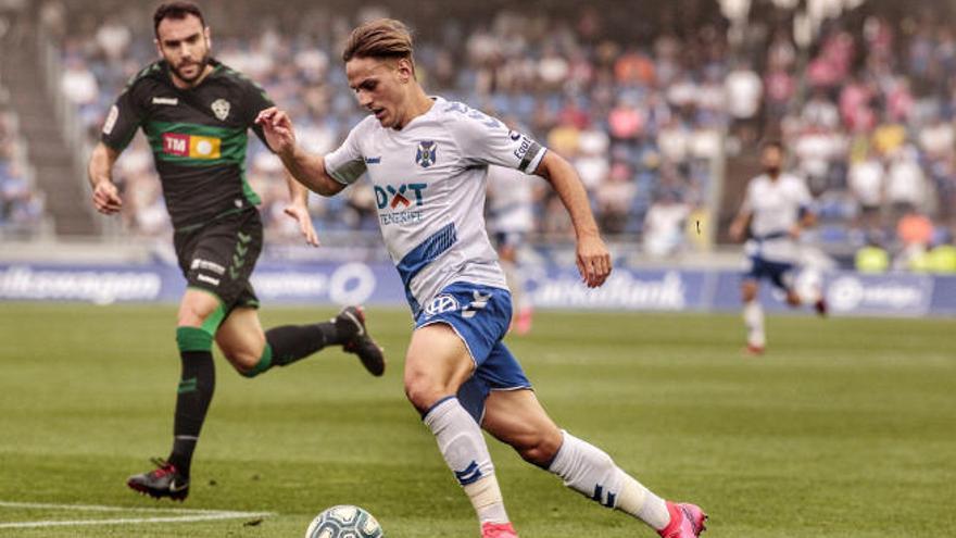 Dani Gómez, en una carrera conduciendo el balón durante el Tenerife-Elche.