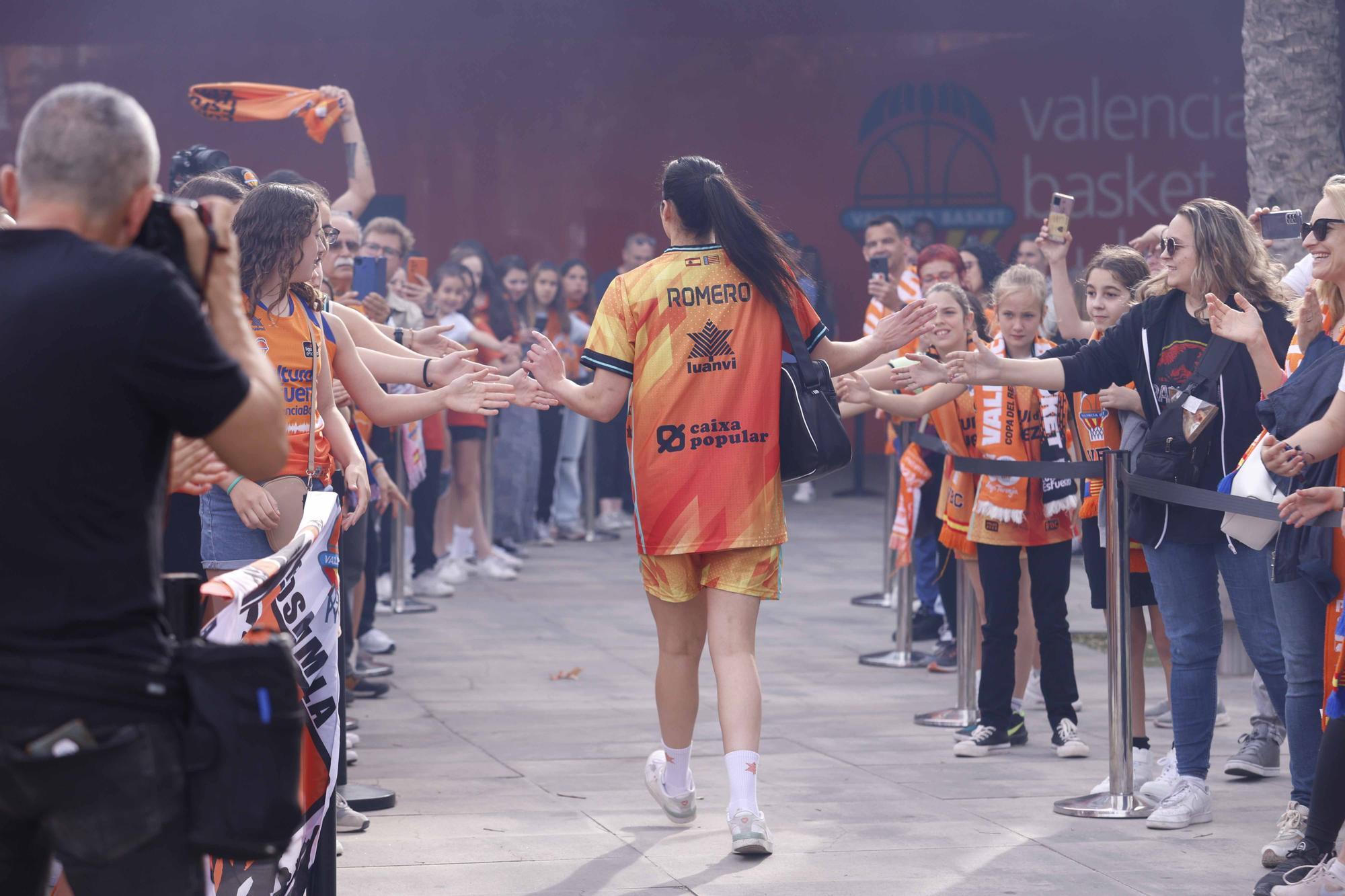 Así fue el recibimiento de los aficionados de Valencia Basket  antes de enfrentarse al  Perfumerías