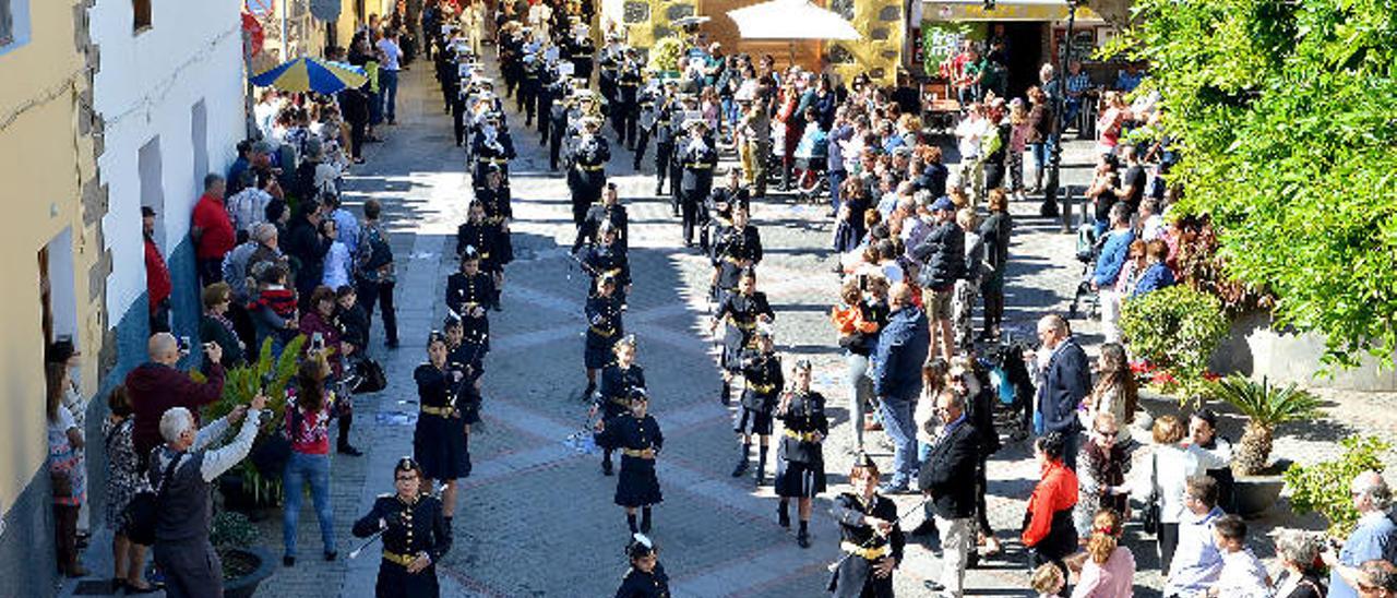 Desfile de las majorettes La Salle ayer en Agüimes durante la procesión de las fiestas patronales de San Sebastián.