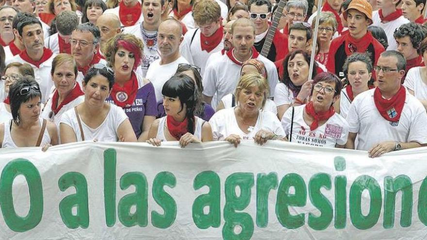 Cabecera de la manifestación realizada ayer en Pamplona en protesta por la agresión sexual sufrida por una joven.