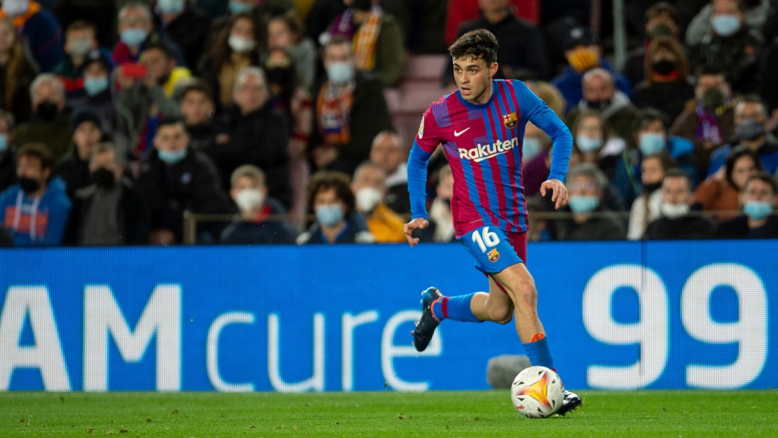 Pedri, durante el Barça-Athletic en el que fue aclamado por el Camp Nou.