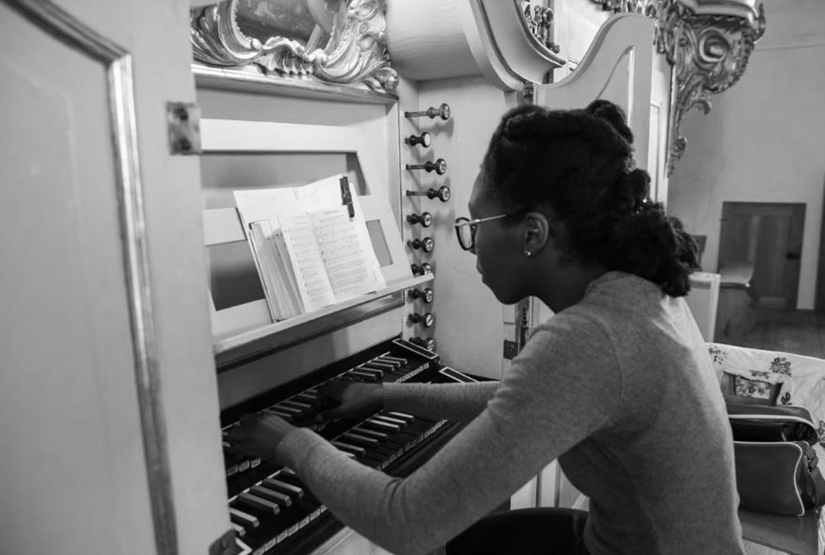 Heredia, tocando el órgano.