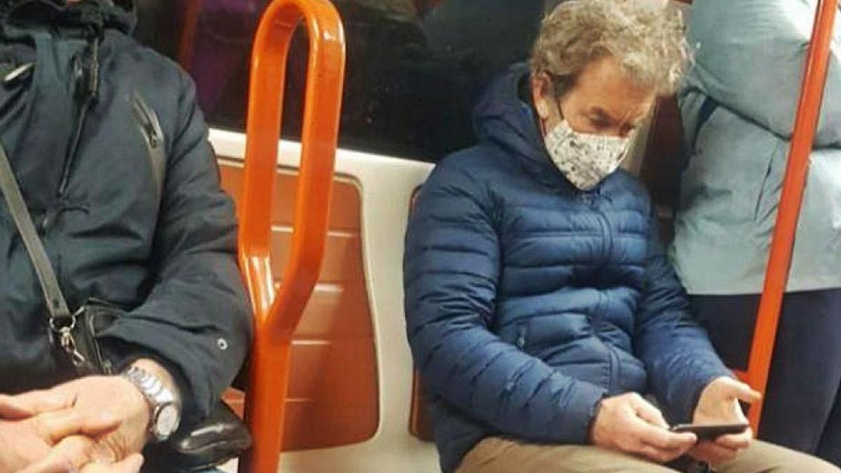 Simón, en metro. El coordinador de la gestión sanitaria de la epidemia, Fernando Simón, fotografiado en un trayecto en metro, el único transporte que circula con normalidad en Madrid tras el temporal “Filomena”. | Atresmedia