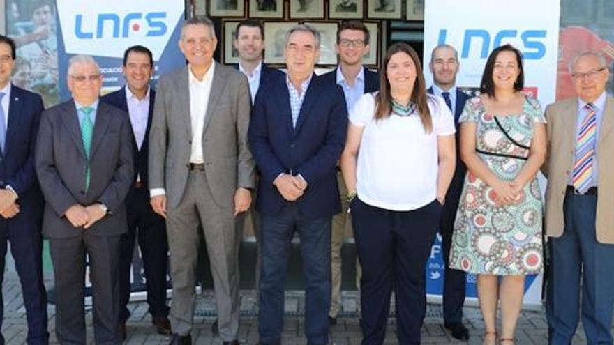 Patricia García, esta mañana, con la junta directiva de la Liga Nacional que preside Javier Lozano