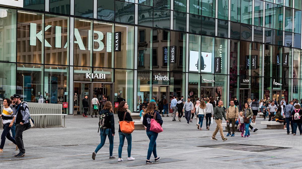 Alerta de colas kilométricas en Kiabi para conseguir el primer abrigo 2 en 1 que vale para invierno y primavera: tiene una bufanda extraible, ideal para variar el estilo