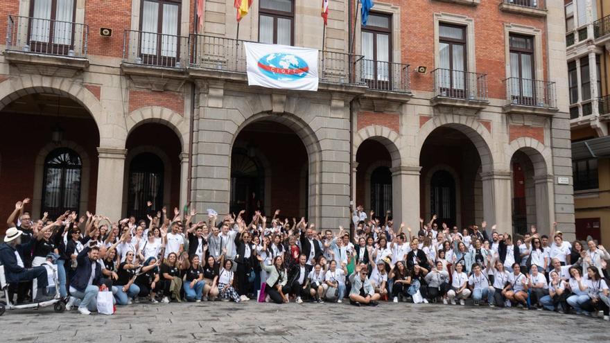 Arriba, los integrantes de los grupos participantes en el Festival Internacional de Folclore de Zamora y abajo, entrega de obsequios en la recepción celebrada en el Salón de Plenos del Ayuntamiento de Zamora. | J.L. Fernández