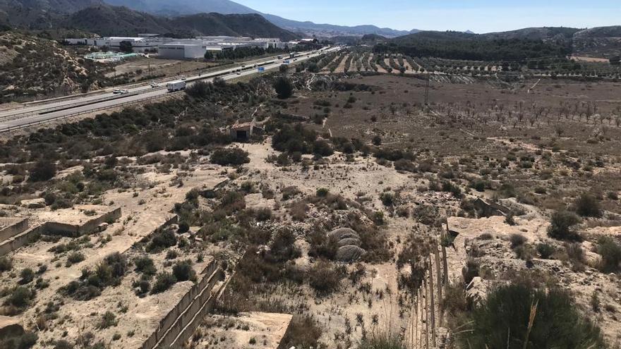 Los terrenos donde se proyecta la nueva área industrial de Petrer junto a la A-31 y frente al polígono Les Pedreres.