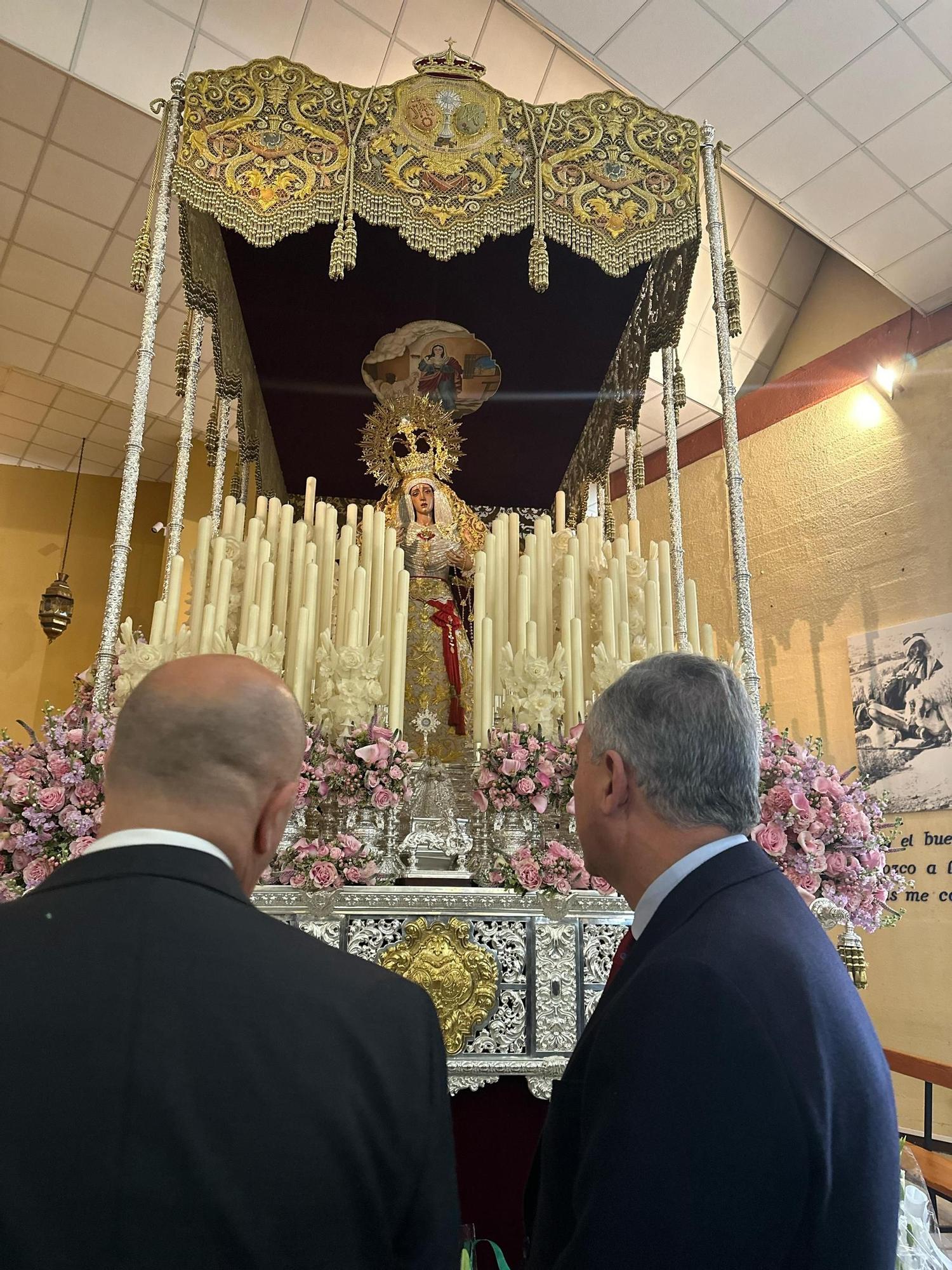 El alcalde de Sevilla, José Luis Sanz, y el Hermano Mayor de la Hermandad, Víctor Manuel Cruz, a los pies de la Virgen del Amor.
