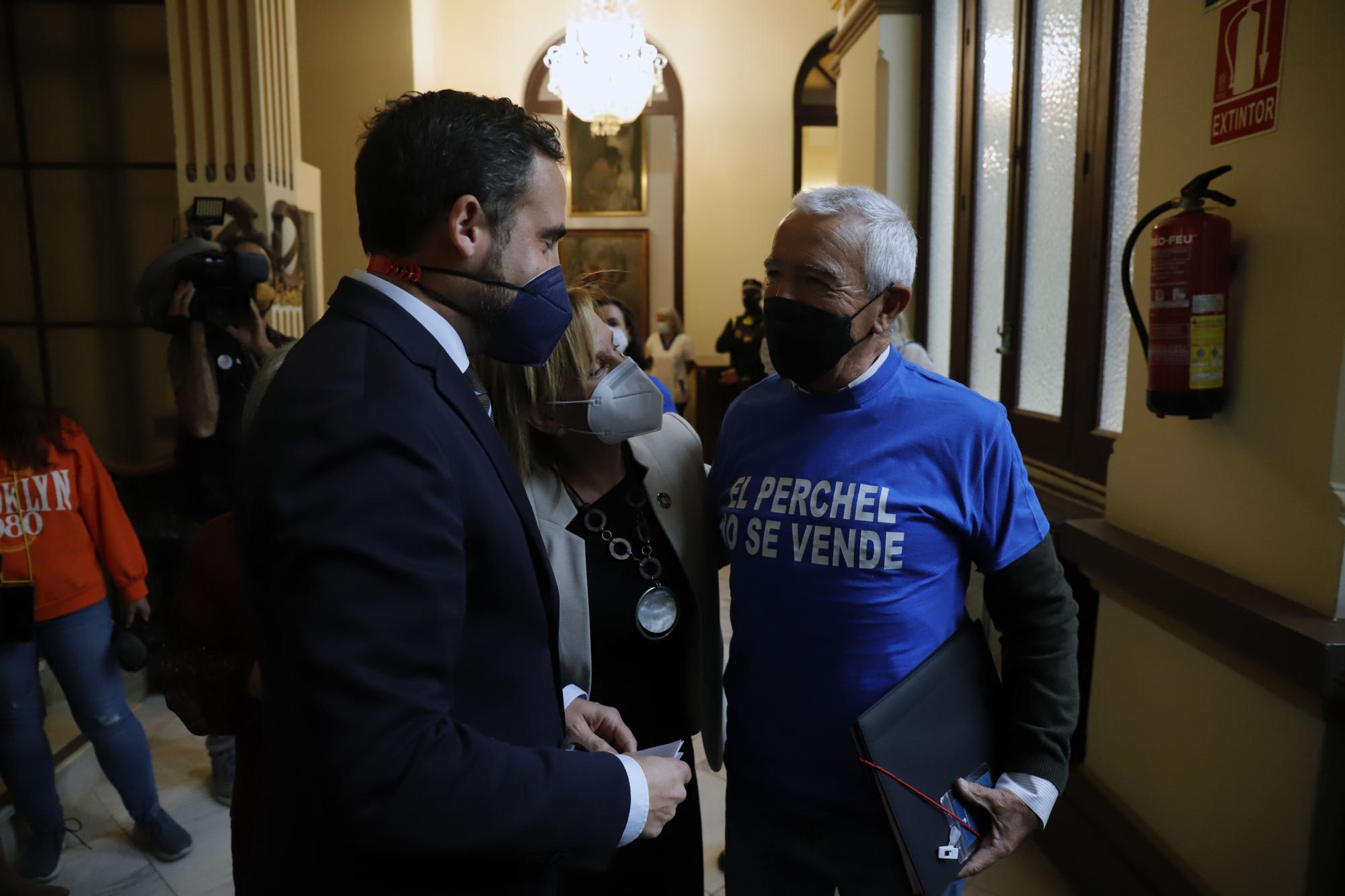 Concentración de los vecinos del Perchel frente al Ayuntamiento de Málaga