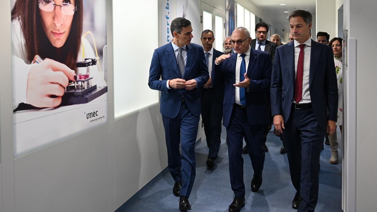 El presidente del Gobierno, Pedro Sánchez, durante su visita al IMEC de Lovaina (Bélgica), con el primer ministro belga, Alexander de Croo, y el CEO del IMEC, Luc Van den Hove.