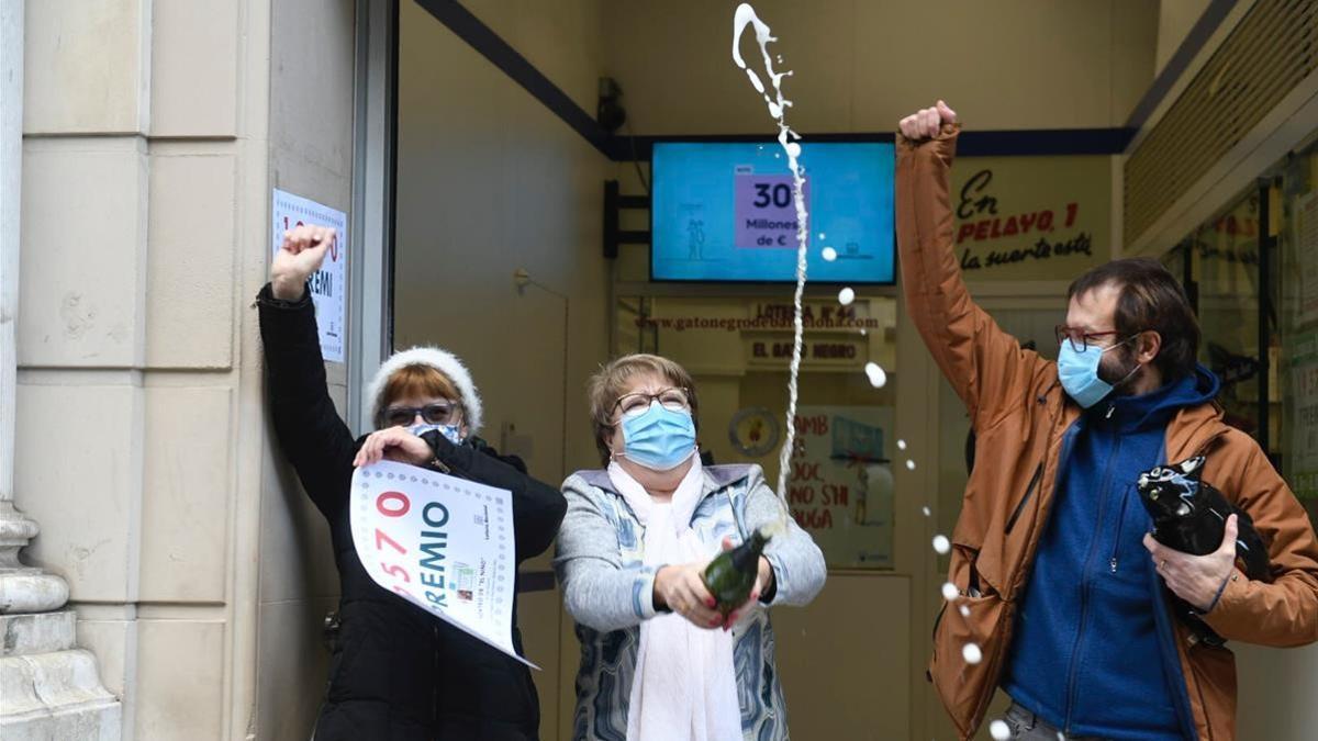 Celebración por el primer premio del sorteo del Niño en la administración 'Gato negro' de Barcelona