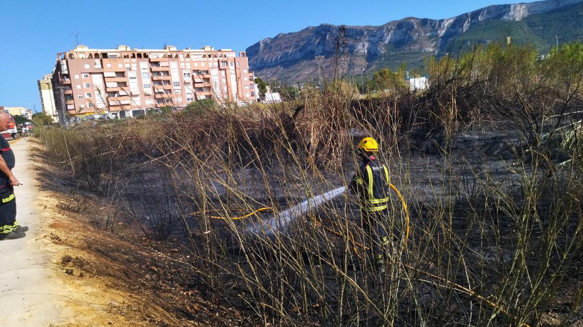 Un bombero del consorcio provincial refresca los terrenos que han ardido