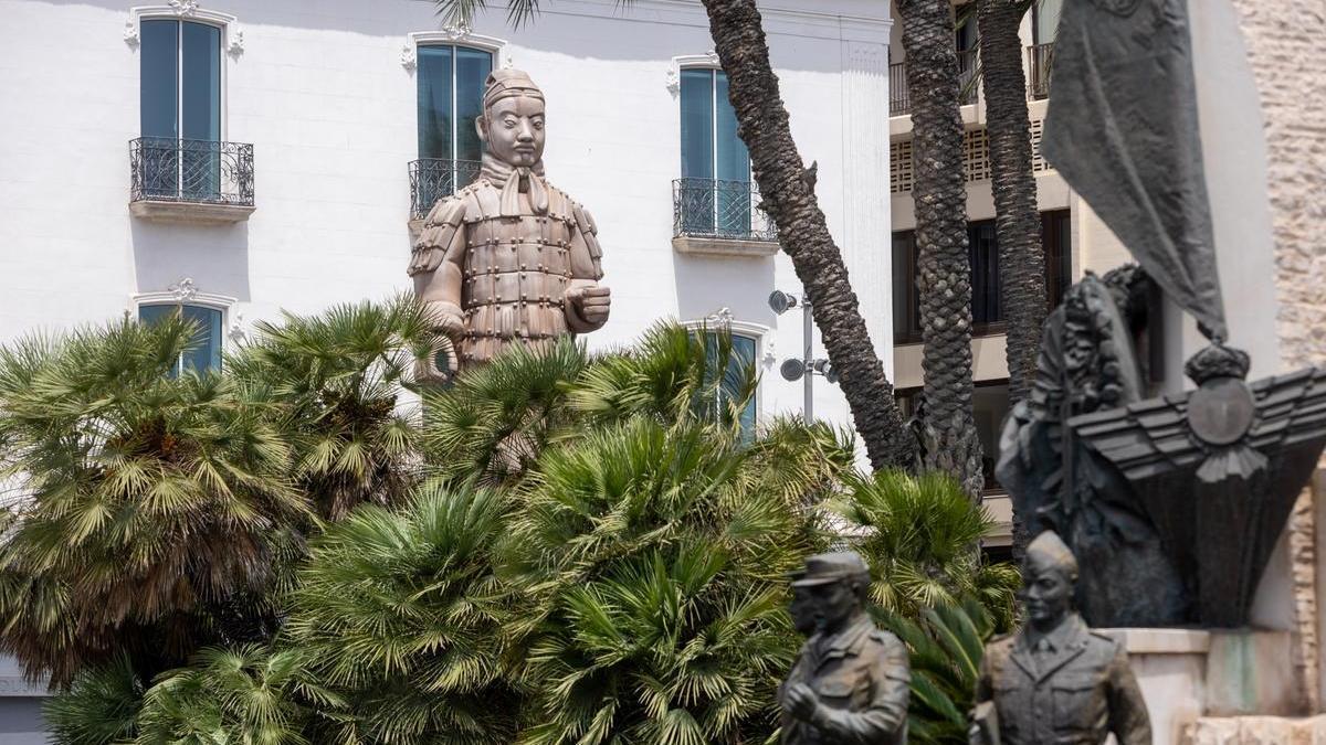 El guerrero gigante ha vuelto hoy a las calles, en una nueva ubicación, frente al antiguo hotel Palas