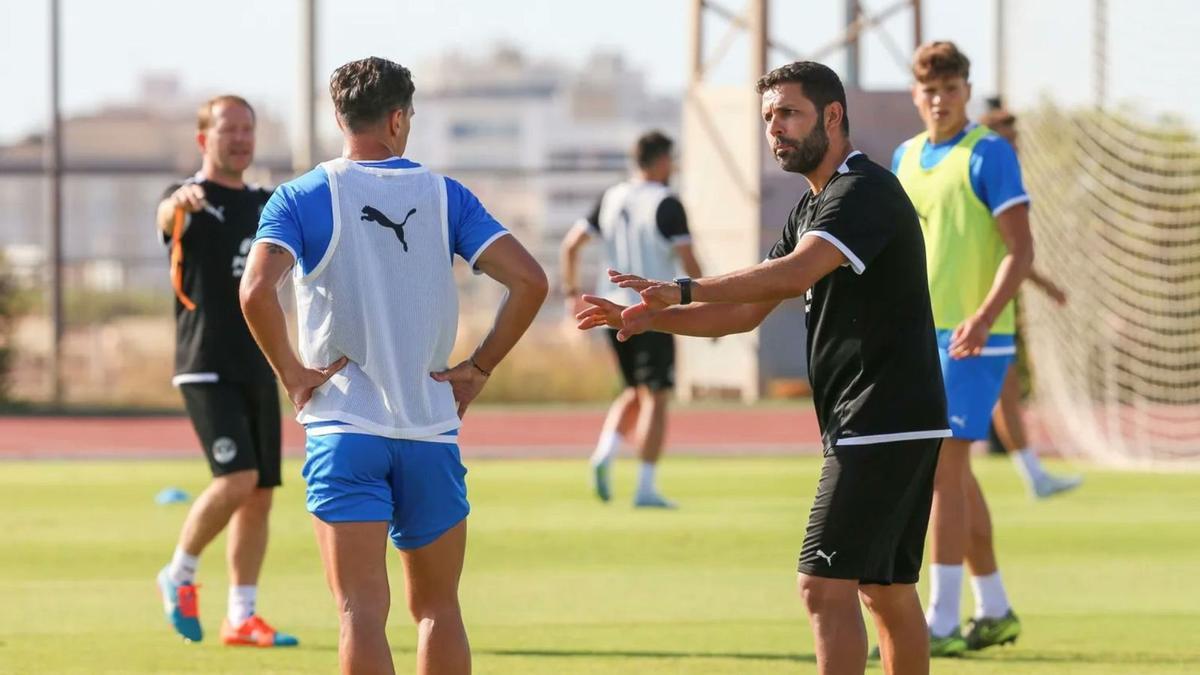 Javi Baraja da instrucciones
a Fran Grima durante un
entreno de la semana.  UD IBIZA