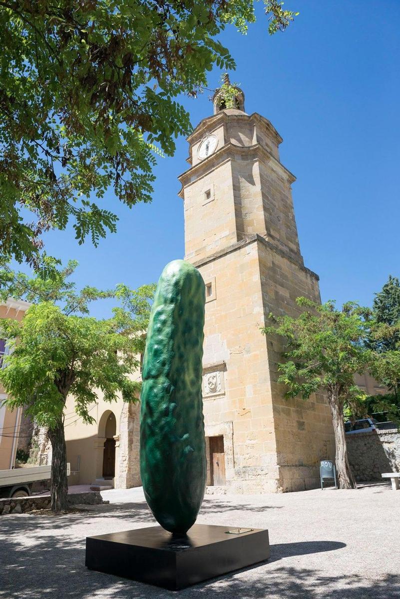 El pepinaco de Hendrick's ya luce en la plaza de Huete