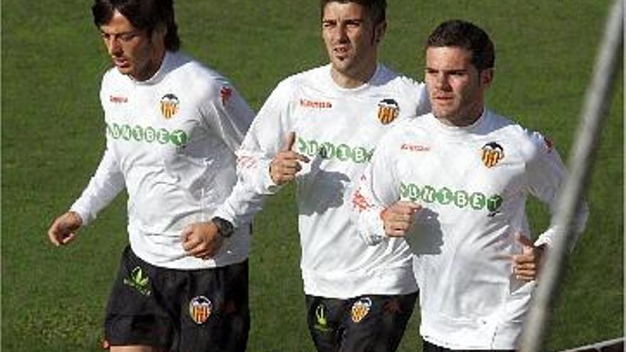 Silva, Villa y Mata, corriendo.