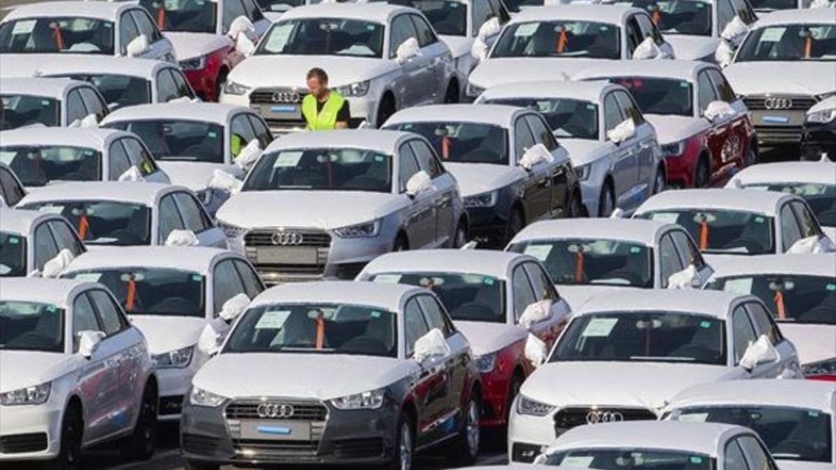 Trabajadores entre centenares de Audi A1 en la factoría de Bruselas.