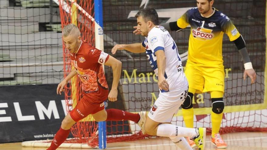 Miguelín controla el balón ante Fede, hoy portero titular.