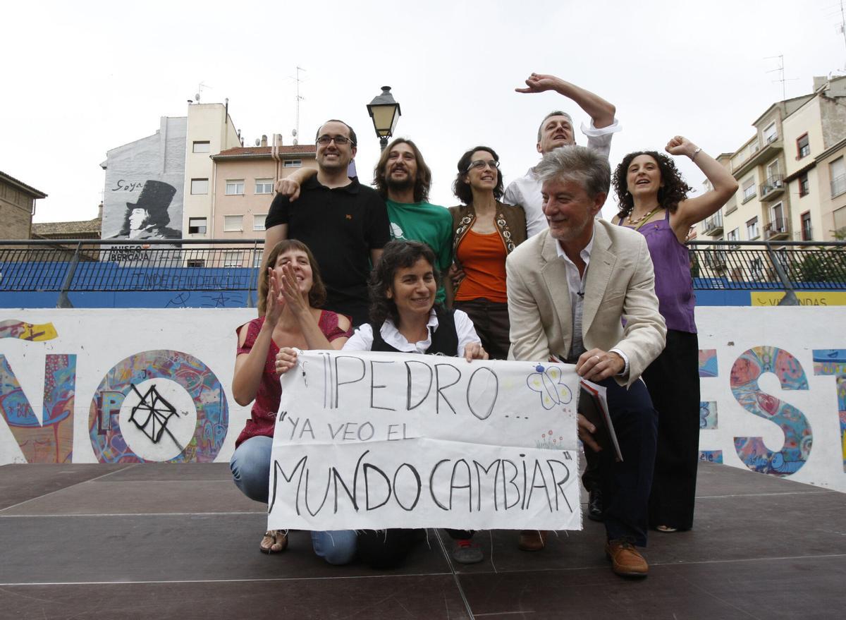 13/06/2015ZARAGOZAPLENO DE CONSTITUCION DEL AYUNTAMIENTO DE LA CIUDAD. EL NUEVO ALCALDE PEDRO SANTISTEVE (AGACHADO, 1 DCHA) JUNTO A RESTO DE CONCEJALES DE ZARAGOZA EN COMUN, EN EL EXTERIOR DEL AYUNTAMIENTO ANTES DEL INICIO DE LA SESION PLENARIA.AYUNTAMIENTOS. ZARAGOZA. AYUNTAMIENTO.ANGEL DE CASTROCAMARA DIGITAL. AYUNTAMIENTOS. ZARAGOZA. AYUNTAMIENTO