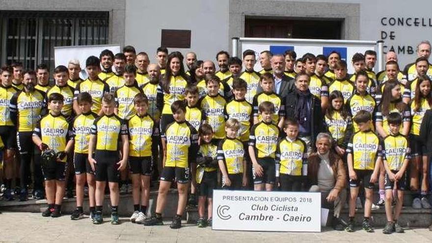 Presentación oficial ayer en Cambre de todas las categorías del Club Ciclista.