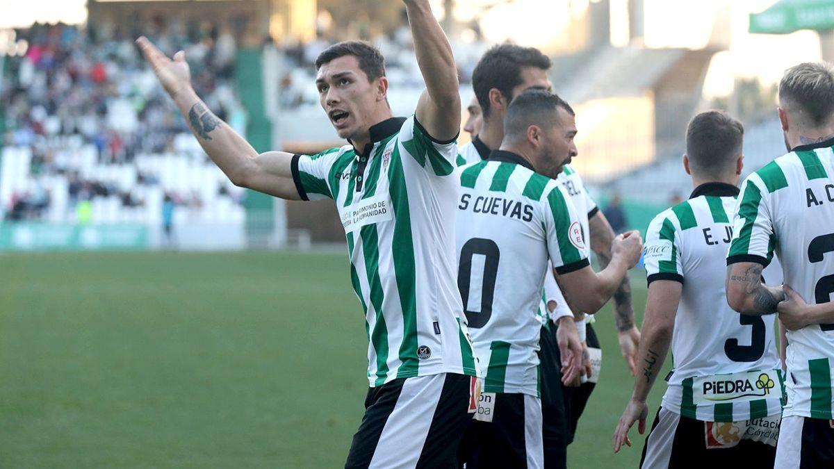 Adrián Fuentes celebra su gol contra el Coria