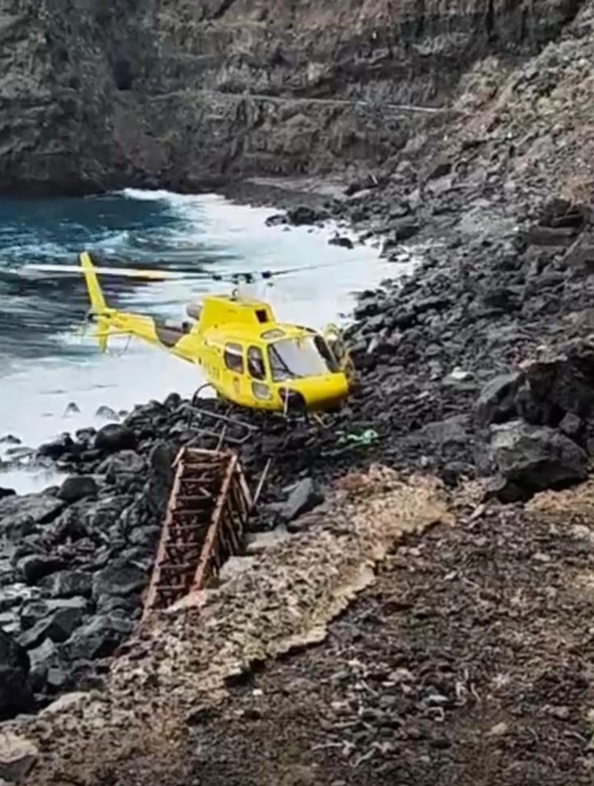 Helicóptero en plena operación para retirar el transformador de El Hierro