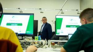 El consejero Antonio Sanz visita el Centro de Difusión de Datos ubicado en el Pabellón de la Navegación de Sevilla para las elecciones andaluzas del 17M
