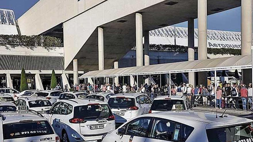 Los taxistas celebran la reducciÃ³n de la competencia desleal en Son Sant Joan.