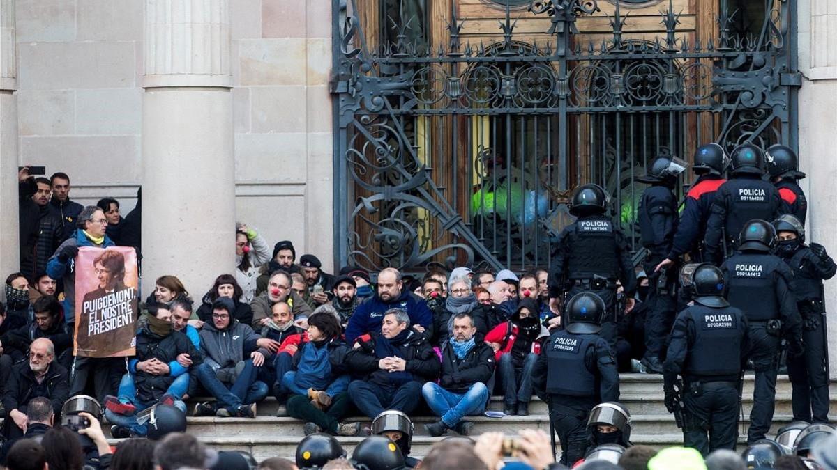 Miembros de los CDR se encadenan ante el Tribunal Superior de Justicia de Catalunya