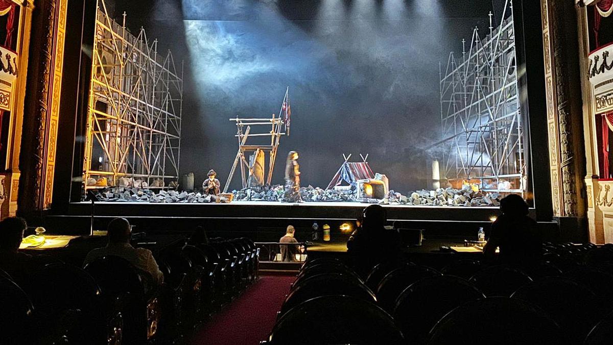 Técnicos e intérpretes de la ópera, durante el ensayo de ayer de “Madama Butterfly” en el Campoamor. | Ópera de Oviedo