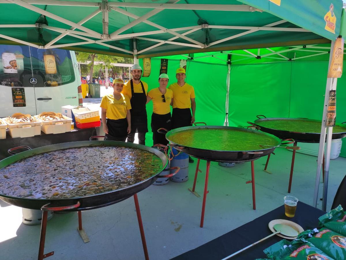 El equipo de cocineros encargados de las tres paellas para los voluntarios.
