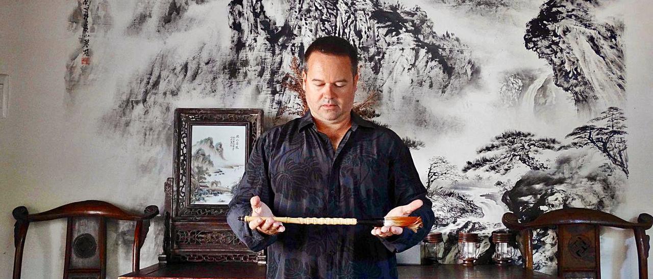 El artista y escritor Gabriel Torres Chalk en Huangshan, en China.  |  G.T.