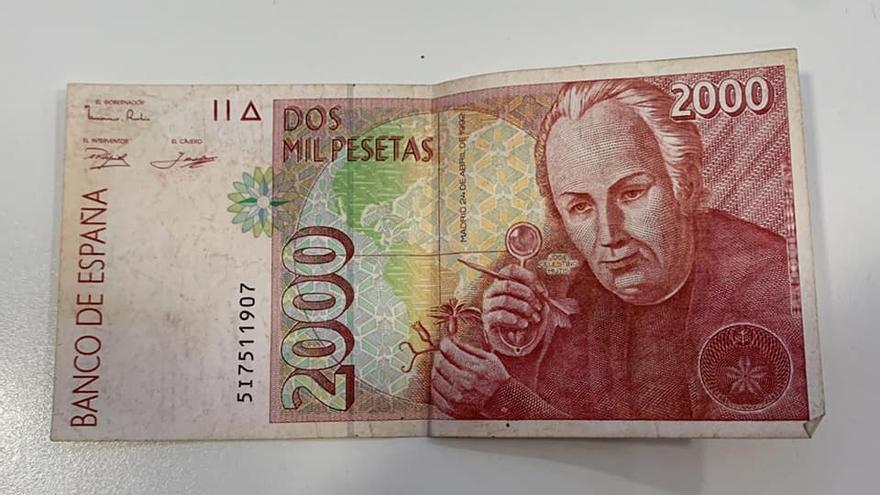 El billete de 2.000 pesetas que contenía la cartera.