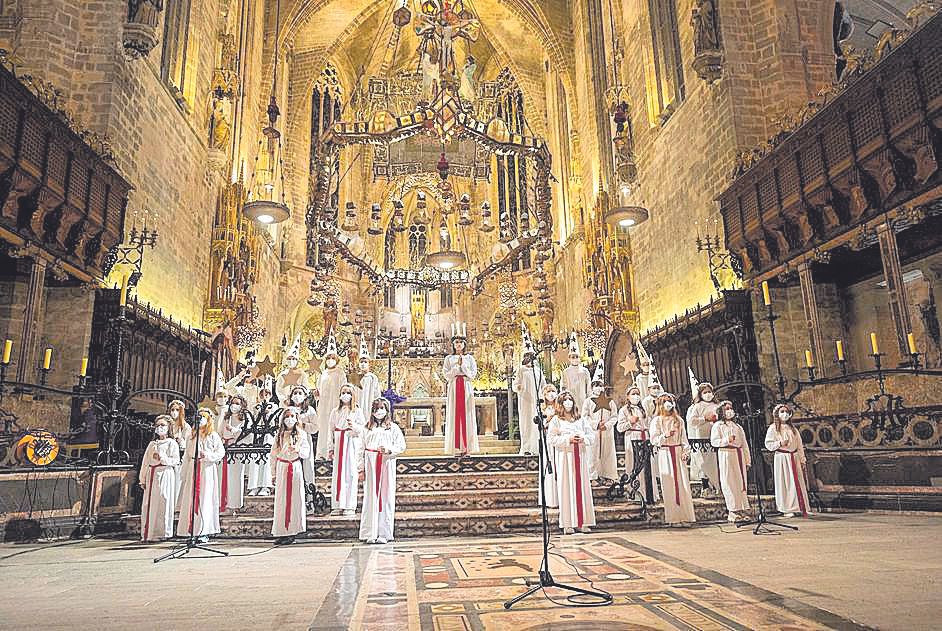 Santa Lucía enciende la Seu