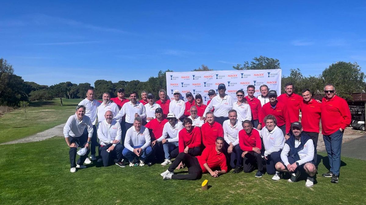 Los equipos de Barcelona y Madrid posaron antes de iniciar la NACEX Ryder Cup en El Saler