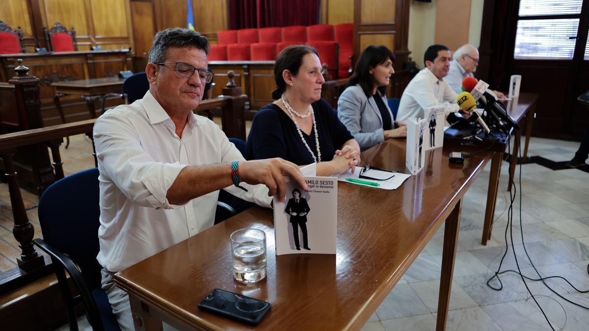 Toni Cabot, Pilar Tébar, Julia Parra, Toni Francés y Ramón Climent, ayer durante la presentación de la gala.