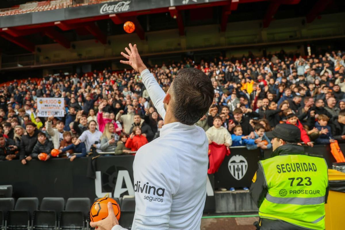 Búscate en las gradas de Mestalla durante el entrenamiento del Valencia CF